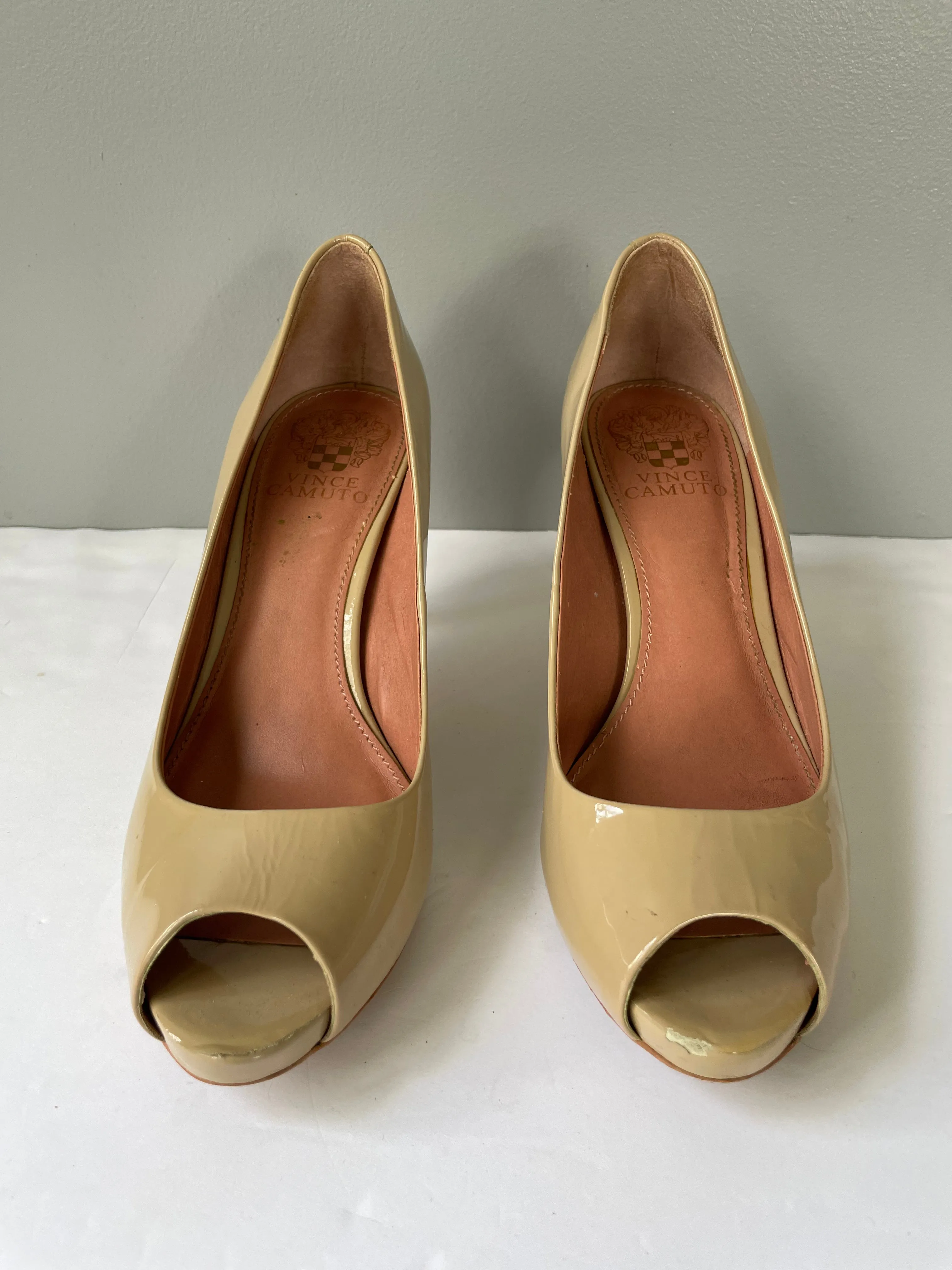 € Womens Vince Camuto  Taupe Peep Toe High Heel Pumps Size 7B