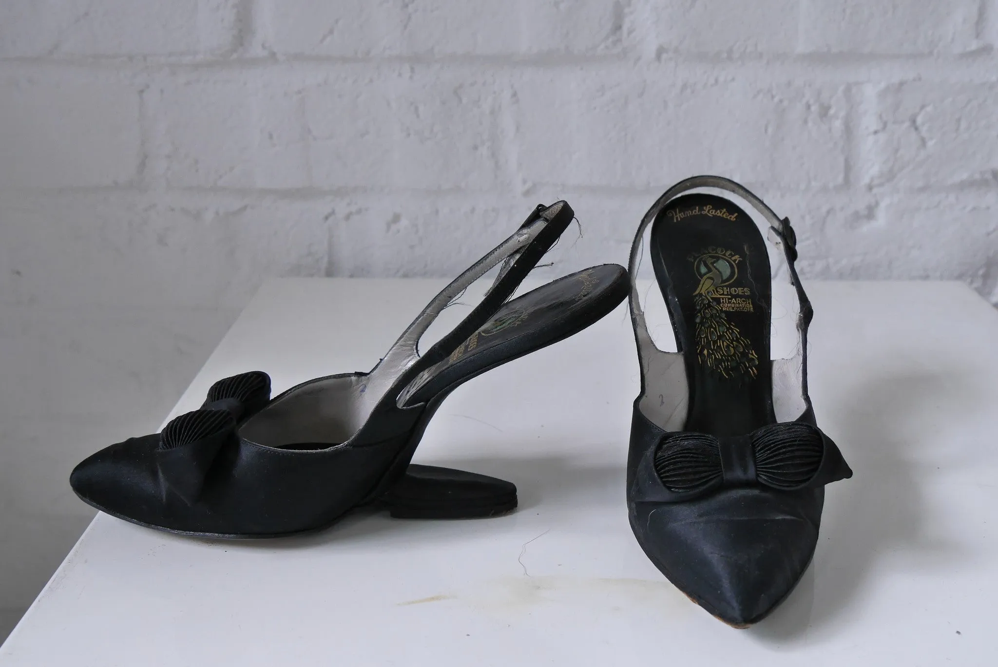 Rare 30s high arch heel satin pumps by Peacock sz 6 n.